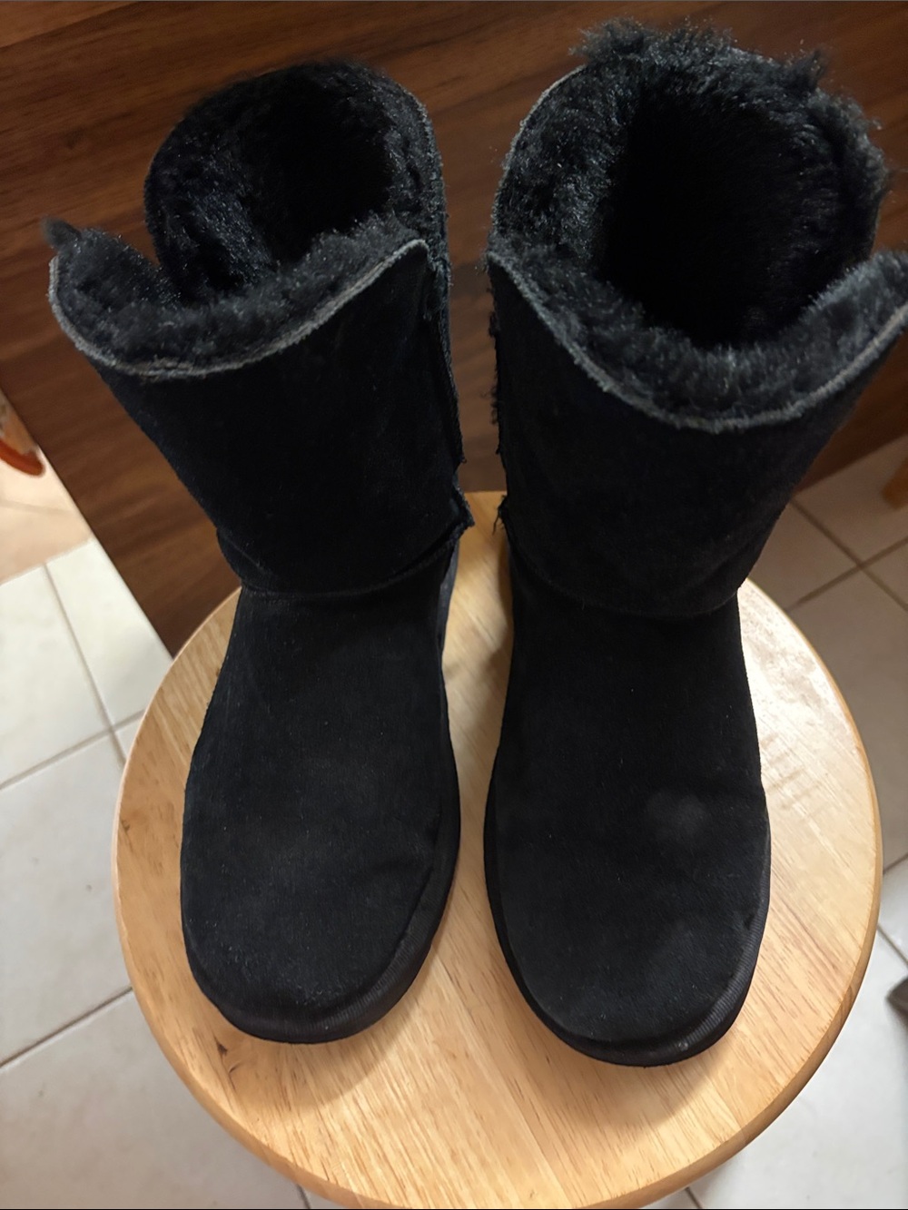 Lafies Uggs mid calf or folded down black suede.